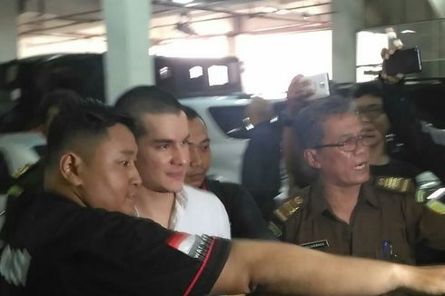 Steve Emmanuel Berpenampilan Baru Saat Hadiri Sidang Perdana