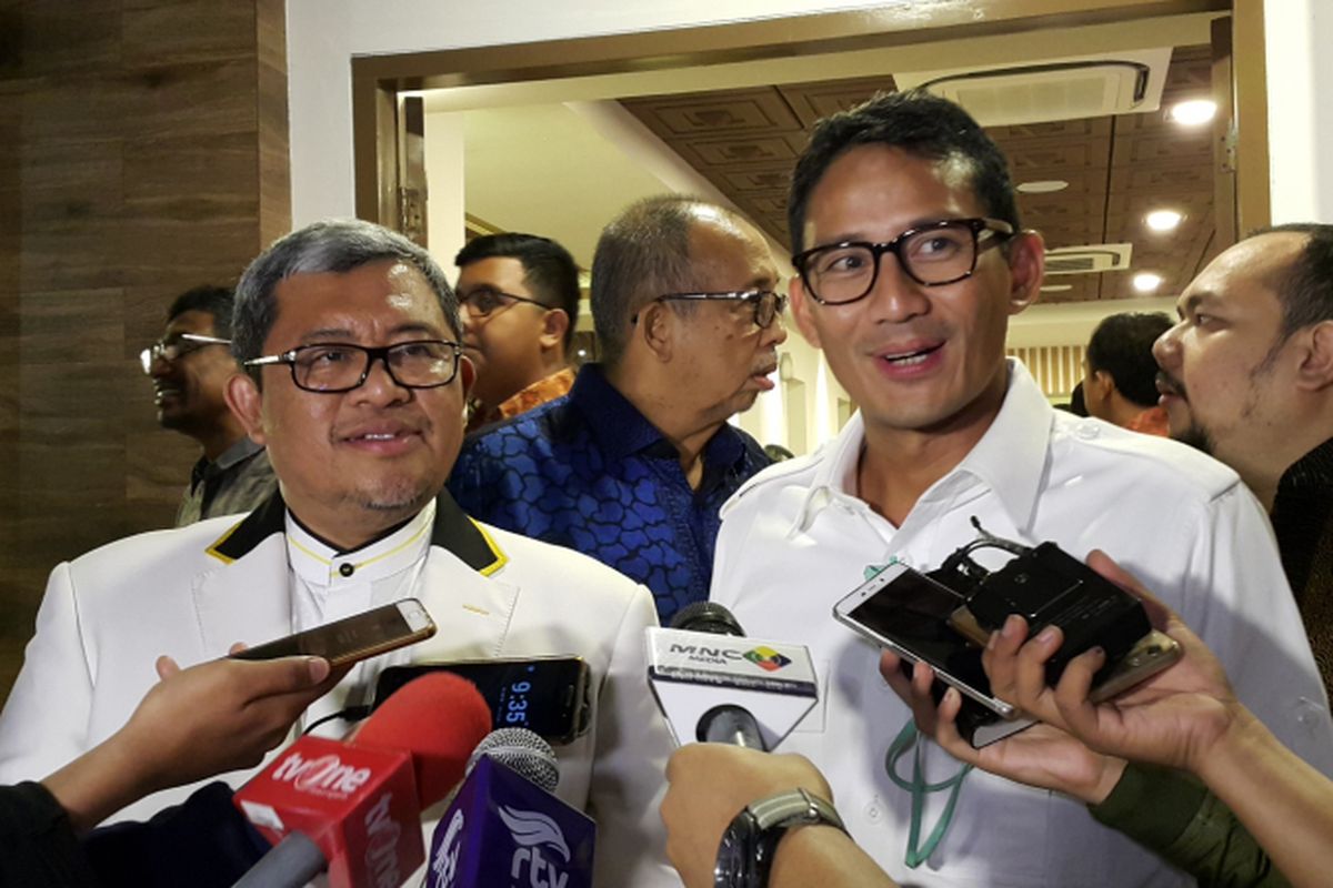 Calon Gubernur Jawa Barat Ahmad Heryawan (kiri) dan calon wakil gubernur DKI Jakarta Sandiaga Uno (kiri) seusai menghadiri acara syukuran di Jalan Panglima Polim IX, Jakarta Selatan, Minggu (30/4/2017) malam.