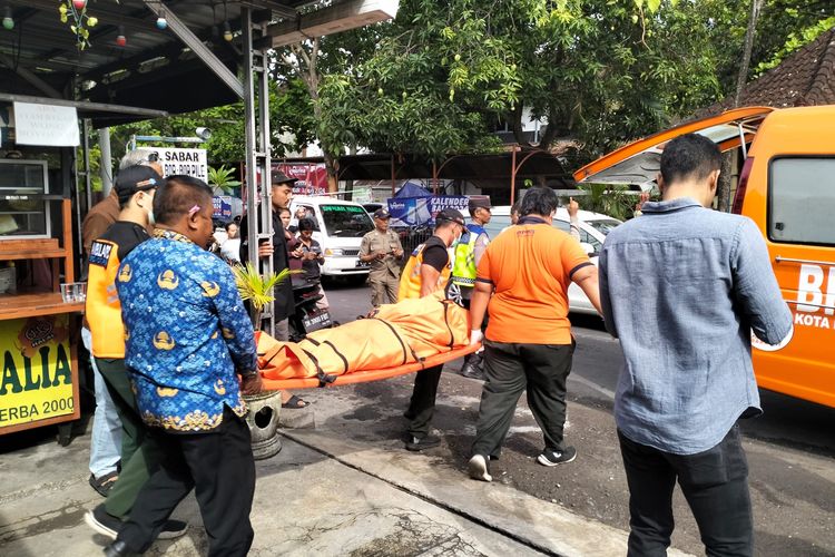 Jenazah RH alias Rudi (44), sopir angkutan logistik Pemilu 2024 yang ditemukan tewas di sebuah warung Angkringan Jalan Katalia I, Kelurahan Ubung, Kecamatan Denpasar Utara, Kota Denpasar, Provinsi Bali Rabu (29/11/2023) pagi. /Dok. Humas Polresta Denpasar