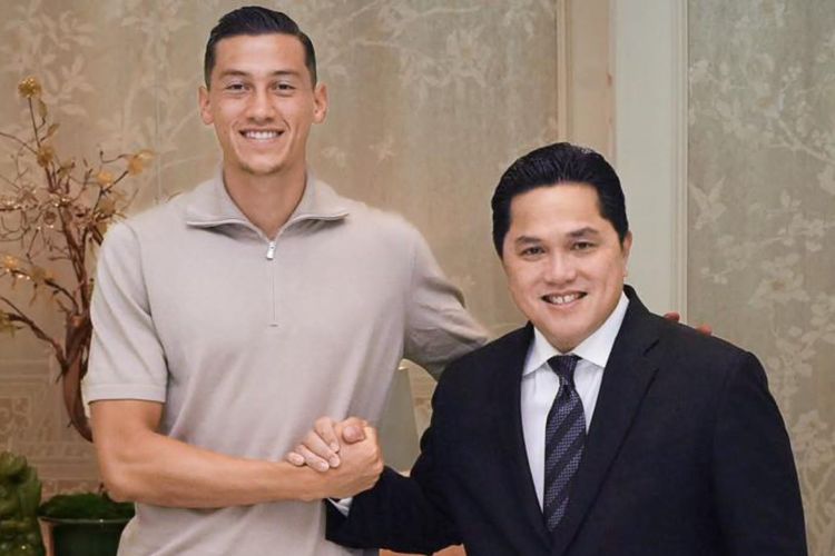 Ketua PSSI, Erick Thohir berjabat tangan dengan pemain Venezia, Jay Idzes. Jay, yang kini merumput di Serie B, didatangkan ke Indonesia untuk menyelesaikan proses administrasi sehingga kelak bisa membela Timnas Indonesia.