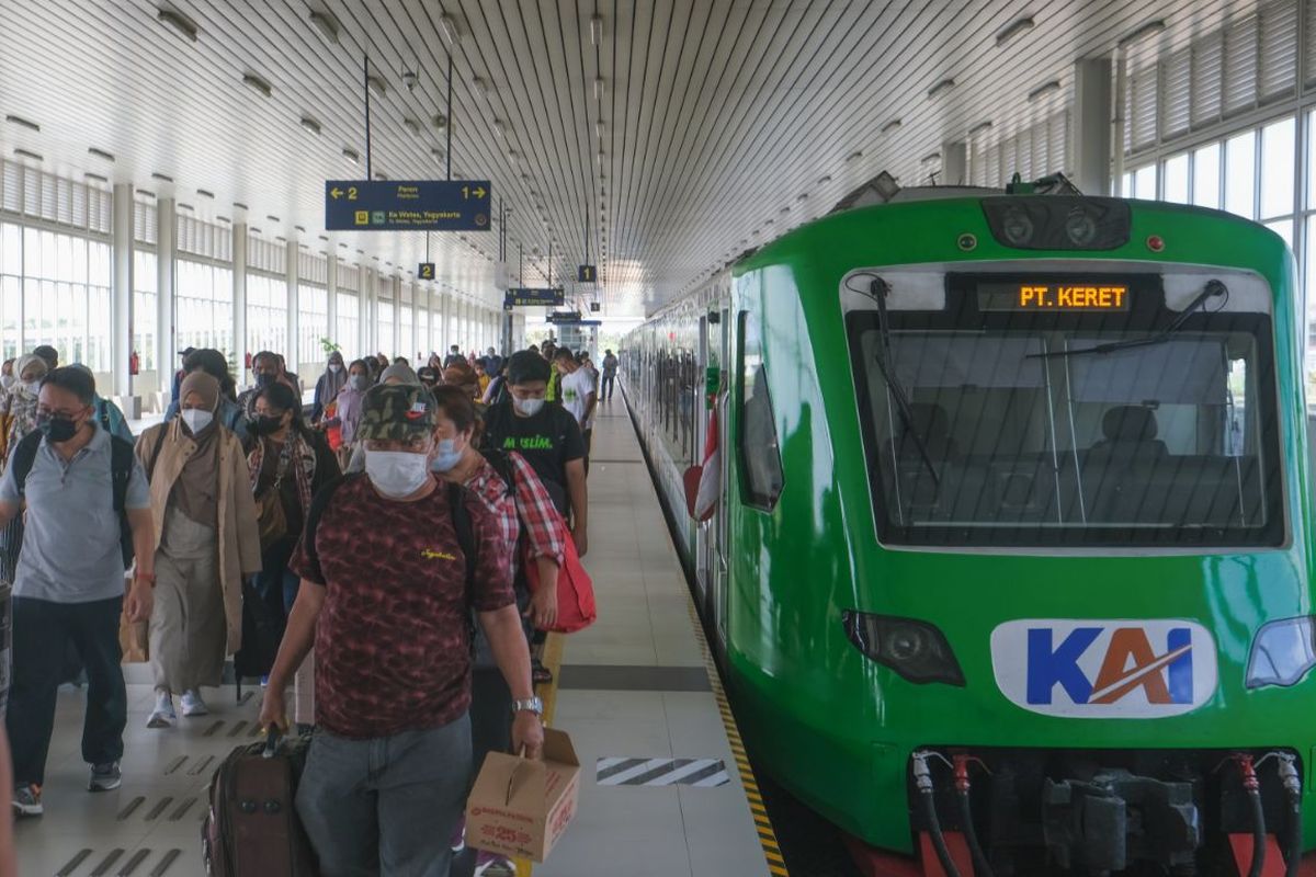 Kepadatan penumpang di stasiun Bandara YIA Kulonprogo. Berikut jadwal keberangkatan KA Bandara YIA Xpress di bulan November 2023.
