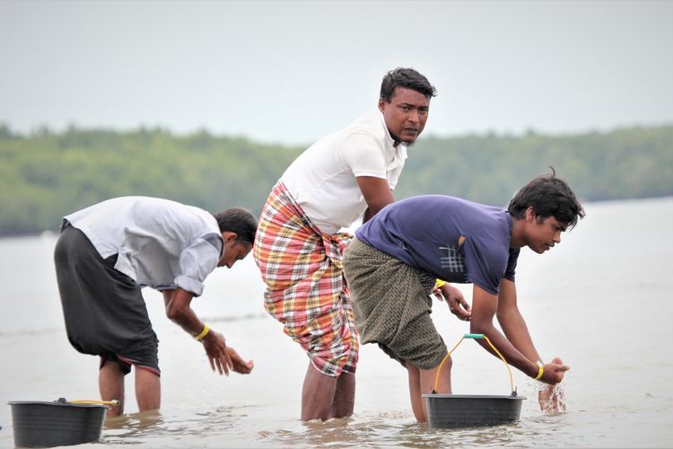 Pengungsi Rohingya saat berwudhu menggunakan air di Pantai Cermin, Desa Karang Gading, Deli Serdang, Minggu (7/1/2024) 