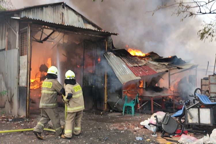 Kebakaran terjadi di lapak kawasan Duren Sawit, Jakarta Timur, Sabtu (2/12/2023). 