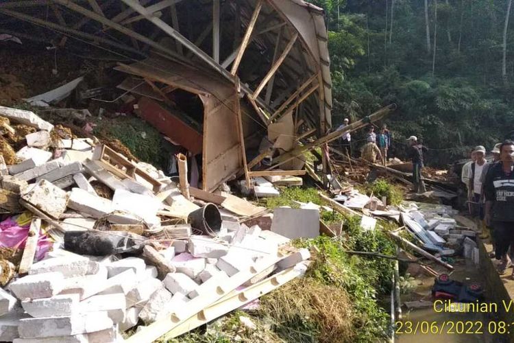 Petugas mengevakuasi bencana longsor yang terjadi di Desa Cibunian, Kecamatan Pamijahan, Kabupaten Bogor, Jawa Barat, Kamis (23/6/2022).