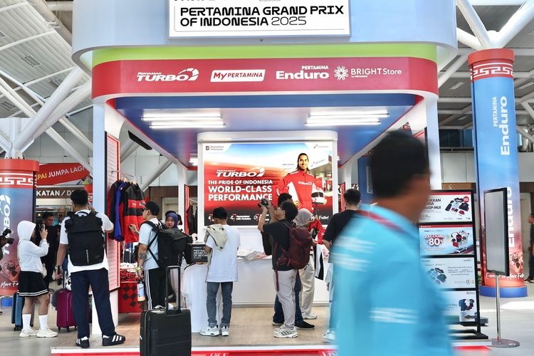 Wisatawan disambut dekorasi MotoGP di Bandara Lombok jelang Grand Prix 2025.