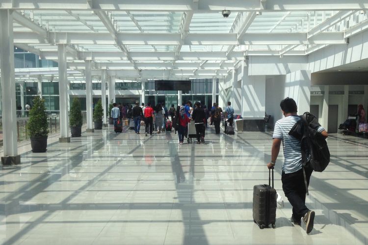 Penumpang di Terminal Baru Bandara Internasional Ahmad Yani, Semarang, Jawa Tengah