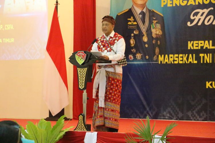 Kepala Staf Angkatan Udara (KSAU) Marsekal TNI Fadjar Prasetyo, mengenakan busana saat dan dianugerahi gelar adat 'An Honi An Tao' (Anak Kandung) Biinmafo