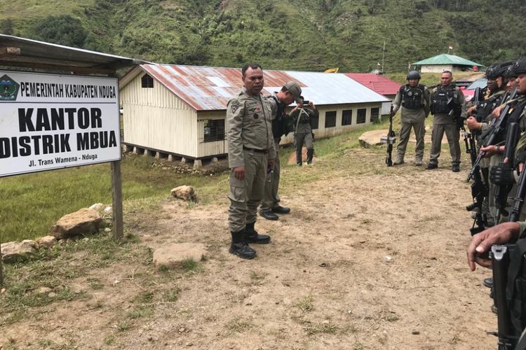 Aparat TNI Polri di Distrik Mbua, Kabupaten Nduga saat akan melakukan pencarian korban di Bukit Kabo. 