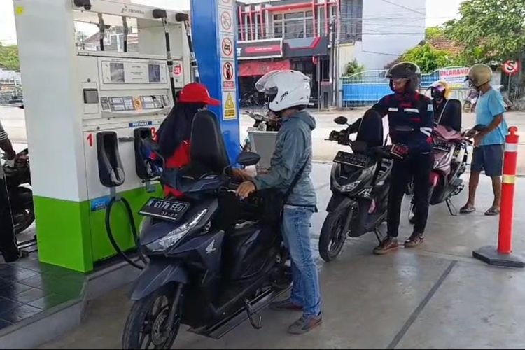 Di SPBU Kebonagung, Kecamatan Purworejo, Kota Pasuruan berani mengganti jika ada konsumen BBM jenis pertalite mengeluhkan motornya mbrebet usai melakukan pembelian di SPBU tersebut, Kamis (30/10/2025) 