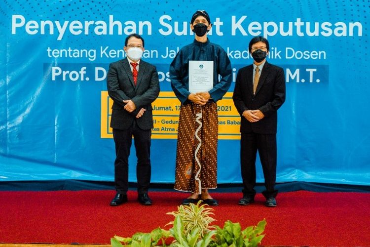 Universitas Atma Jaya Yogyakarta (UAJY) mengukuhkan seorang Guru Besar di bidang Arsitektur yakni Prof. Amos Setiadi.