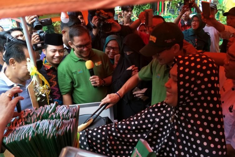 Wakil Gubernur DKI Jakarta, Sandiaga Uno memasak kebab di Kecamatan Koja, Jakarta Utara, Sabtu (27/1/2018).