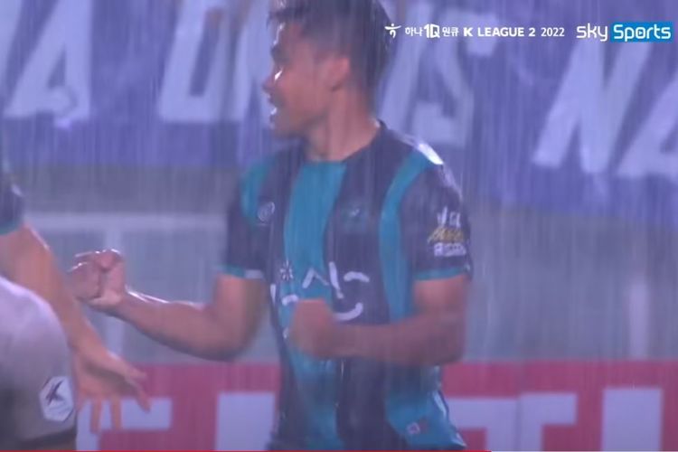 Pemain timnas Indonesia, Asnawi Mangkualam, merayakan gol yang ia cetak pada laga K-League 2 Liga Korea Selatan, Ansan Greeners vs Gimpo FC, di Ansan Wa Stadium, Sabtu (23/7/2022) 