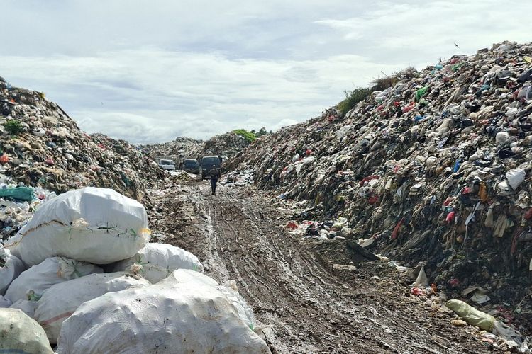 Kobdisi satu-satunya jalan yang harus dilalui ke daraan pengangkut sampah, becek, lumpur dan tidak aman di TPA Air Sebakul, Kota Bengkulu, Kamis (20/11/2025).