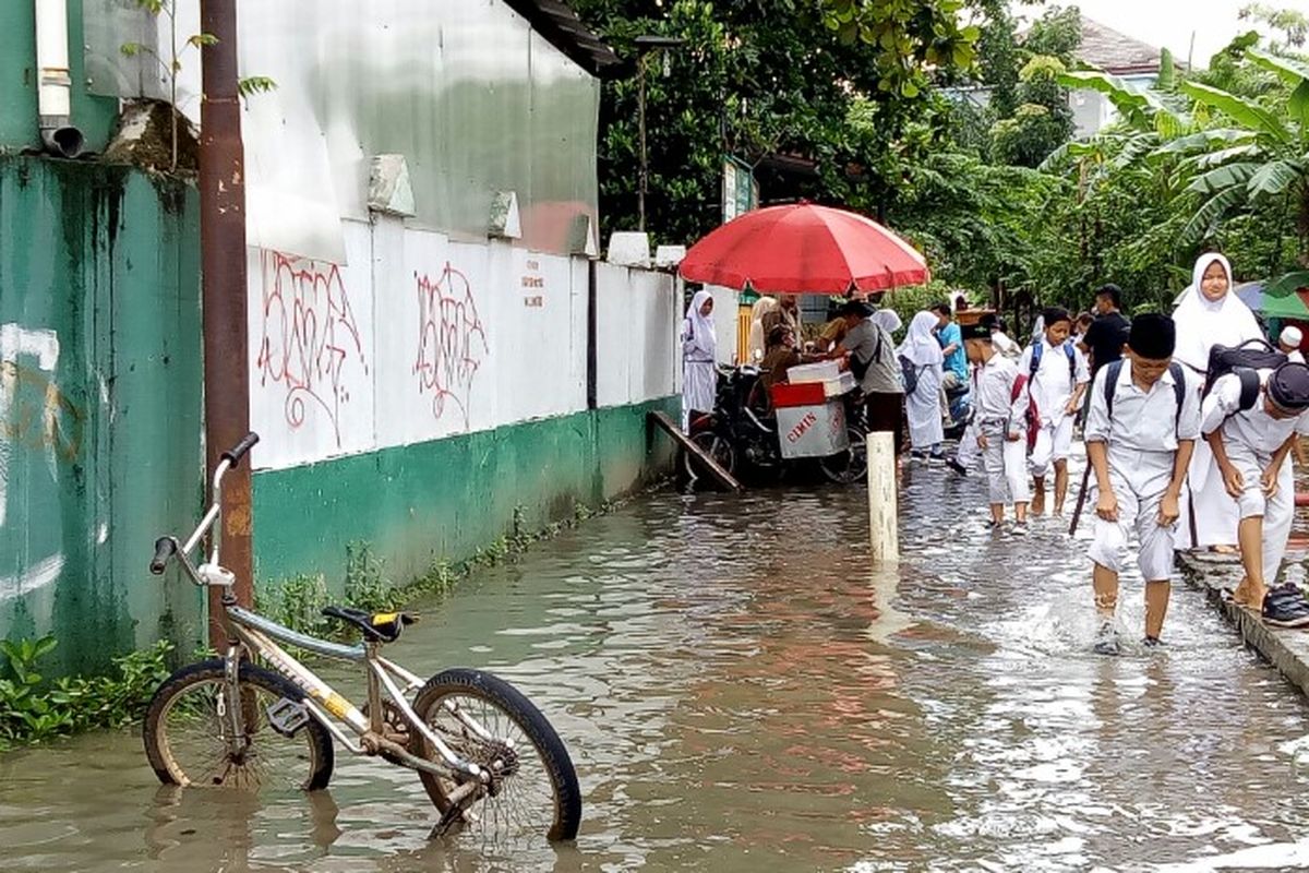 Hujan deras yang mengguyur Jabodetabek membuat akses jalan ke Madrasah Ibtidiyah (MI) Nurul Falah di Ciater Raya, Rawa Mekar Jaya, Serpong, Tangerang Selatan, Senin (3/2/2020) terendam banjir. 