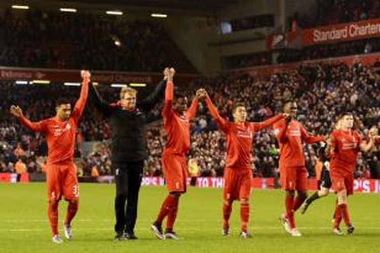 Manajer Liverpool, Juergen Klopp, bersama pemain Liverpool mengucapkan terima kasih kepada suporter seusai pertandingan lanjutan Premier League melawan West Bromwich Albion, Minggu (13/12/2015)