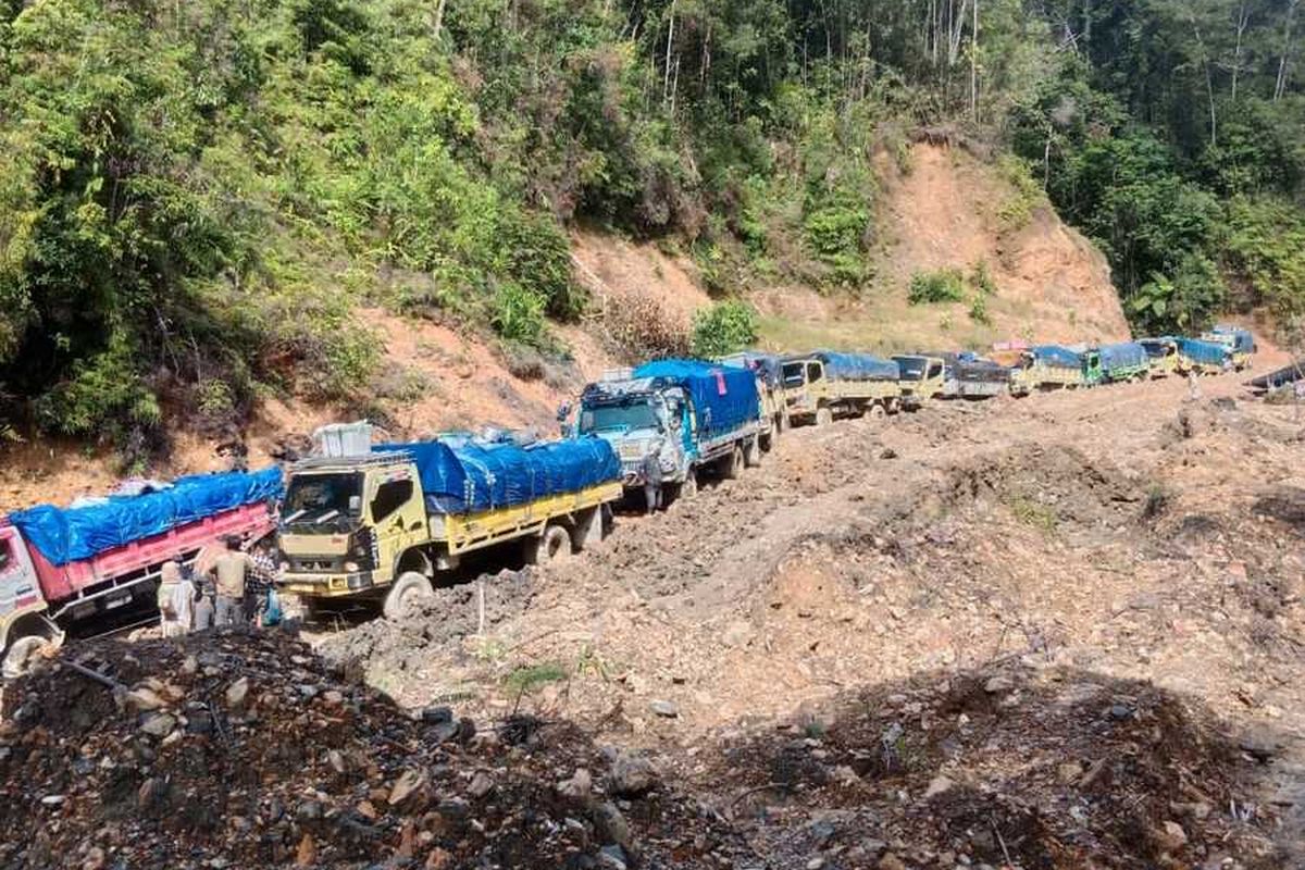 Tampak truk-truk yang terjebak di ruas Jalan Trans Papua Jayapura-Wamena, terjebak akibat kerusakan jalan, Yalimo, Papua Peguunungan