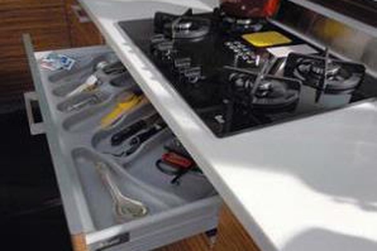 Dengan banyaknya cahaya yang masuk, memasak di dapur menjadi lebih nyaman.