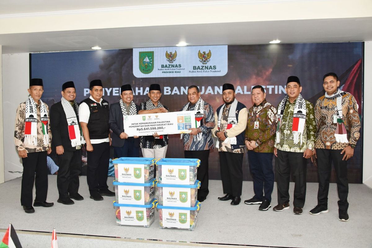 Pelaksana Tugas (Plt) Gubernur Riau (Gubri) Brigadir Jenderal (Brigjen) Tentara Nasional Indonesia (TNI) Purnawirawan (Purn) Edy Afrizal Natar Nasution menyerahkan donasi dari masyarakat Riau yang dihimpun Badan Amil Zakat Nasional (Baznas) Riau sebesar Rp 5,641 miliar ke Badan Amil Zakat Nasional (Baznas) Republik Indonesia (BNPT RI), Kamis (22/11/2023).