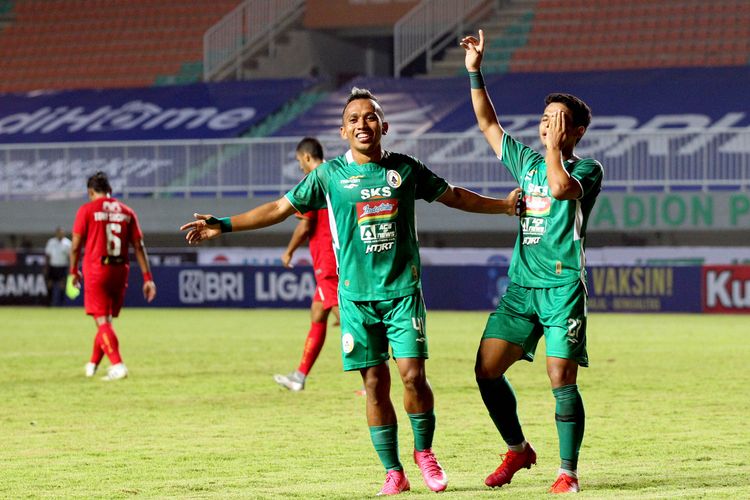 Pemain PS Sleman Irfan Jaya dan Irkham Mila melakukan selebrasi seusai menjebol gawang Persija Jakarta pada pertandingan pekan 1 Liga 1 2021-2022 yang berakhir dengan skor 1-1 di Stadion Pakansari Bogor, Minggu (5/9/2021) malam.