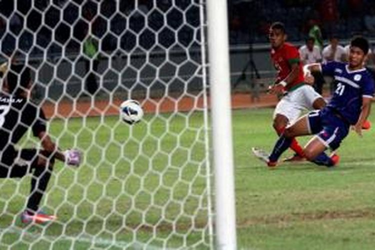 Pemain Indonesia Yabes Roni Malaifani (tengah) mencetak gol kedua Indonesia ke gawang Filipina dalam pertandingan kualifikasi Piala Asia U-19 di Stadion Utama Gelora Bung Karno, Jakarta, Kamis (10/10/2013). Timnas Indonesia mengalahkan Filipina 2-0.