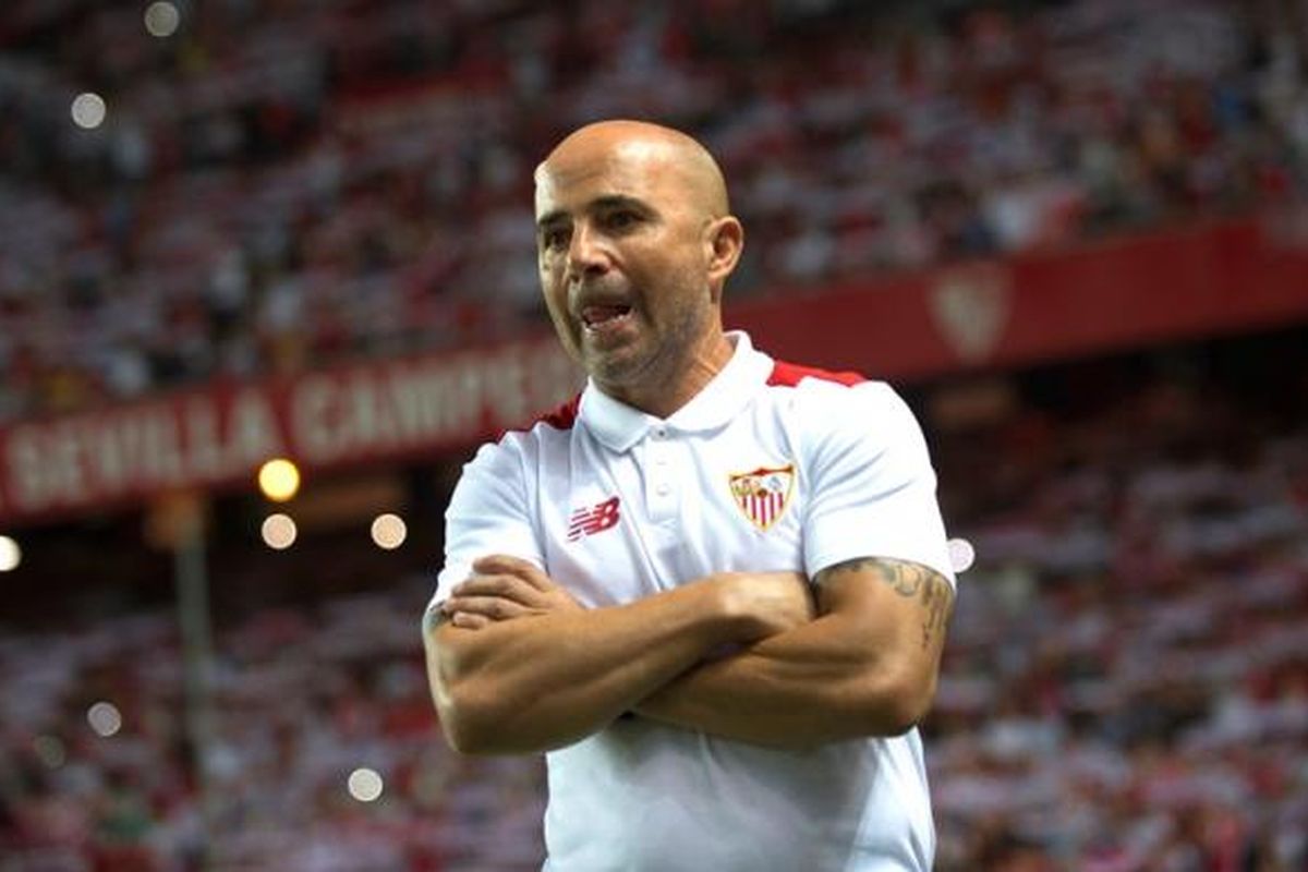 Jorge Sampaoli mendampingi Sevilla saat melawan Barcelona pada partai Piala Super Spanyol di Stadion Ramon Sanchez Pizjuan, 14 Agustus 2016.