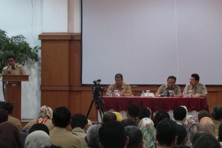 Wakil Gubernur DKI Jakarta Djarot Saiful Hidayat memberi pengarahan kepada pejabat eselon III, di Kantor Dinas Teknis, Jakarta Pusat, Senin (13/2/2017).