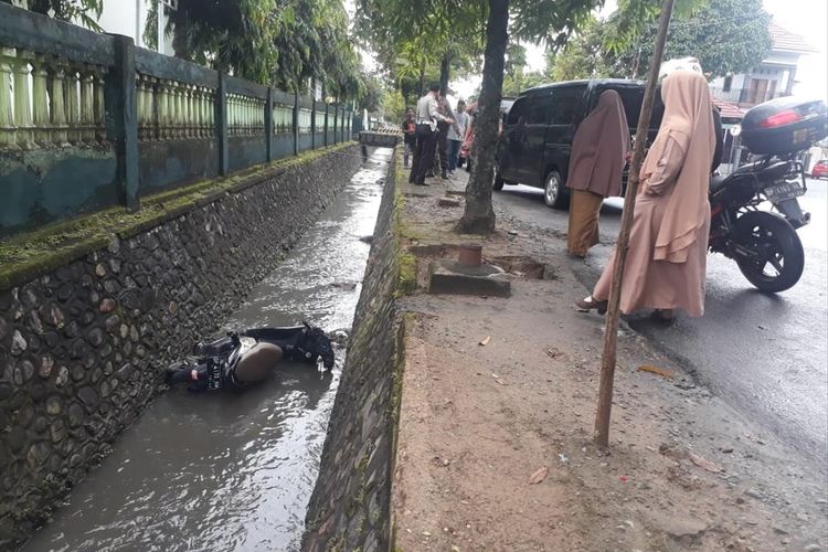 Motor pelajar SMK negeri 1 Palopo terjungkal ke Got setelah berupaya menyalib kendaraan angkutan kota di jalan Opu To Sappaile, Kelurahan Boting, Kecamatan Wara, Kota Palopo, Senin (15/07/2019)