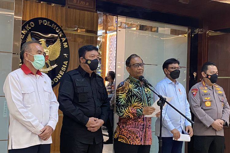 Menteri Koordinator Bidang Politik, Hukum, dan Keamanan (Menko Polhukam) Mahfud MD usai rapat bersama Kepala BIN Budi Gunawan, Kapolri Jenderal Listyo Sigit Prabowo, Kepala BSSN Hinsa Siburian dan Menteri Komunikasi dan Informatika (Menkominfo) Johnny G Plate di Kantor Kemenko Polhukam, Rabu (14/9/2022) pagi.