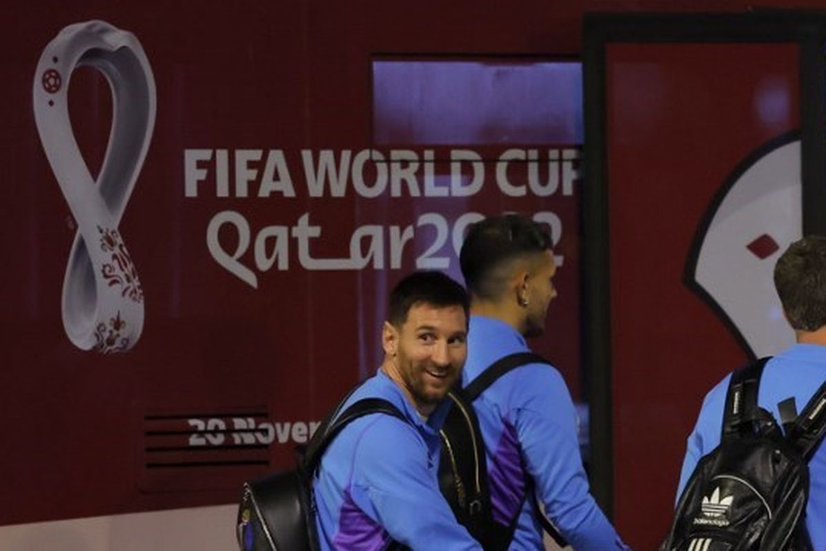 Pemain timnas Argentina Lionel Messi tiba di Hamad International Airport, Doha, pada Kamis (17/11/2022).
