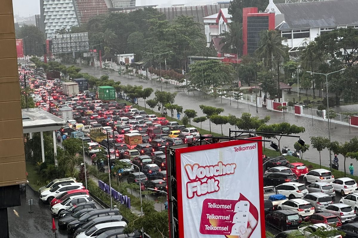 Banjir melanda Kota Makassar, Senin (13/2/2023).