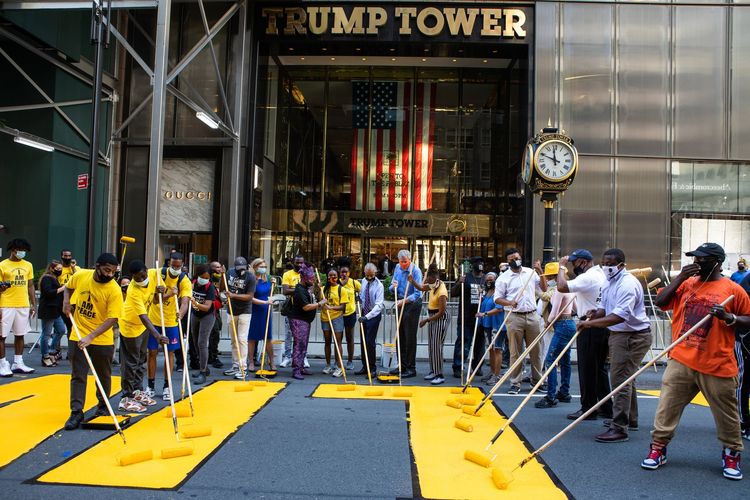 Walikota New York Bill de Blassio bersama warga New York mengecat mural #BlackLivesMatter di depan Trump Tower.