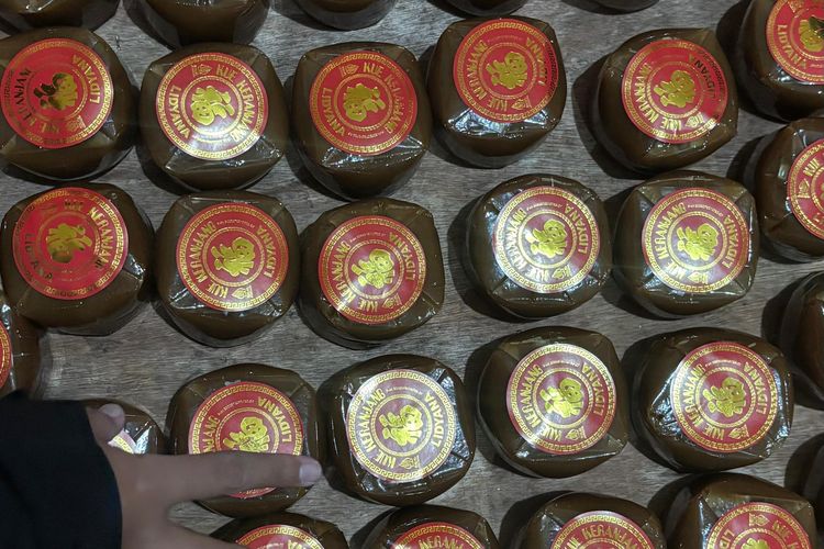 Penjualan kue keranjang di Surabaya yang meningkat jelang Imlek.