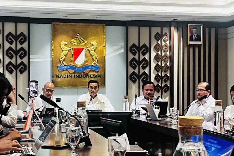 Survei Kadin: Perang Bikin Mayoritas Perusahaan Kencangkan Ikat Pinggang