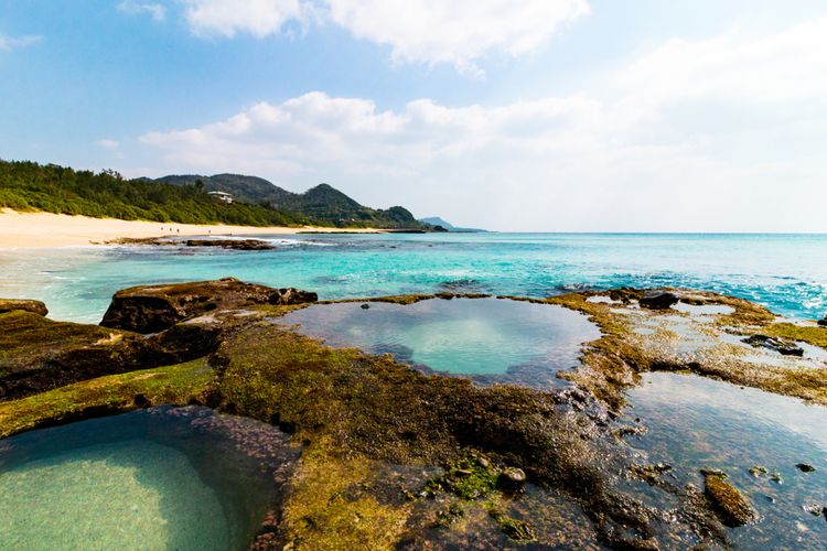 Tempat berbatu berbentuk hati dan laut jernih di Amami Oshima, Prefektur Kagoshima, Jepang