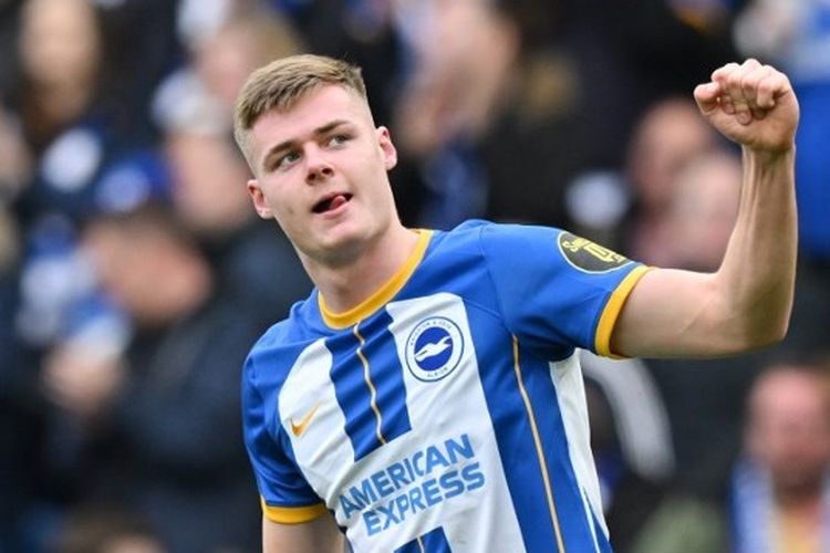 Striker Brighton, Evan Ferguson, melakukan selebrasi setelah mencetak gol ke gawang Grimsby pada perempat final Piala FA 2022-23 di Stadion Amex, Brighton, 19 Maret 2023. Terbaru, Ferguson cetak dua gol yang membawa Brighton menang 3-1 atas Southampton, Minggu (21/5), sekaligus memastikan Brighton meraih tiket kompetisi Eropa musim 2023-24 untuk pertama kalinya dalam 122 tahun sejarah klub.