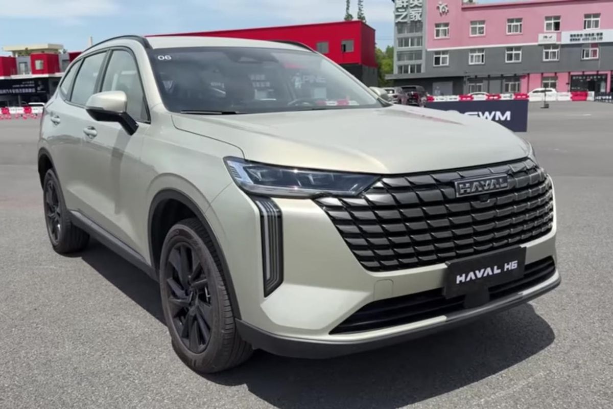 GWM Haval H6 Facelift diuji coba melewati trek slalom.