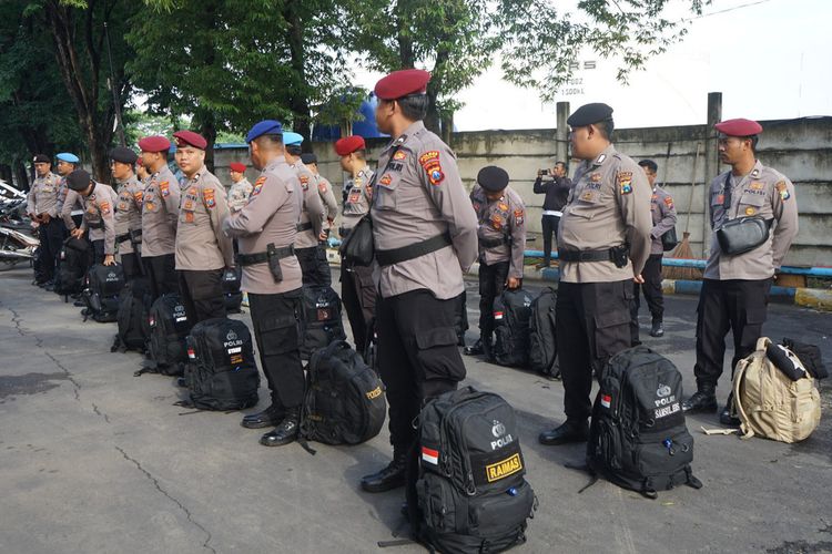 Pengamanan Pemilu 2024. Sebanyak 22 personel BKO diberangkatkan Polres Gresik ke Pulau Bawean, Gresik, Jawa Timur, Minggu (11/2/2024).