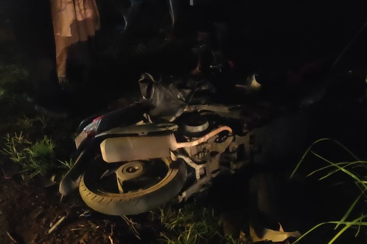 Honda Beat AB 3406 TL pecah dan bengkok akibat tabrakan dengan mobil Honda City AB 1011 KC di Jalan Wates – Sribit, Pedukuhan Jambon, Kalurahan Donomulyo, Kapanewon Nanggulan, Kulon Progo, Daerah Istimewa Yogyakarta. Pengendara motor yang juga seorang pelajar itu mengalami patah tangan.