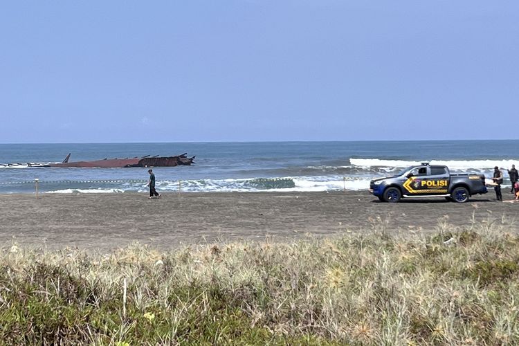 Tongkang Nautica 22 Terancam Dipotong, Aktivis Sorot Evakuasi Lamban dan Ancaman Ekologi Pangandaran