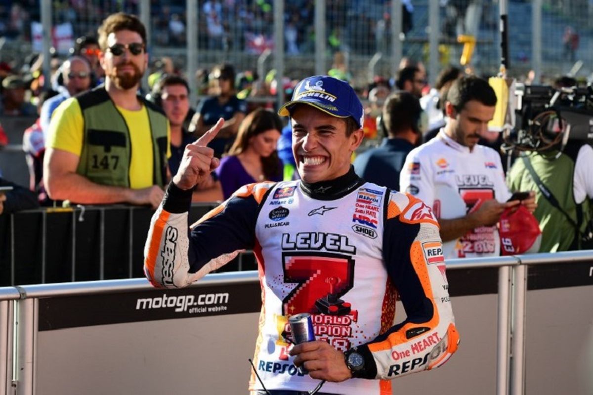 Marc Marquez merayakan keberhasilan menjadi juara dunia MotoGP 2018 seusai GP Jepang di Motegi, 21 Oktober 2018. 