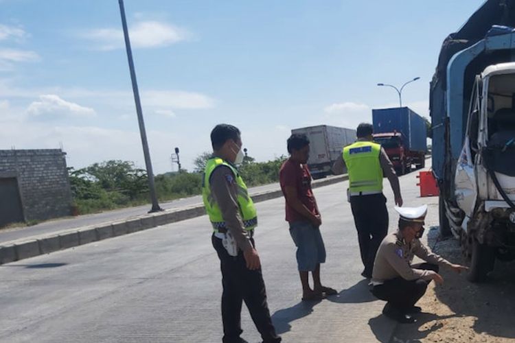 Petugas kepolisian menunjukkan truk usai menabrak sepeda motor di Jalan Raya Desa Setrohadi, Kecamatan Duduksampeyan, Gresik, Jawa Timur, Jumat (26/8/2022). *** Local Caption *** Petugas kepolisian menunjukkan truk usai menabrak sepeda motor di Jalan Raya Desa Setrohadi, Kecamatan Duduksampeyan, Gresik, Jawa Timur, Jumat (26/8/2022).