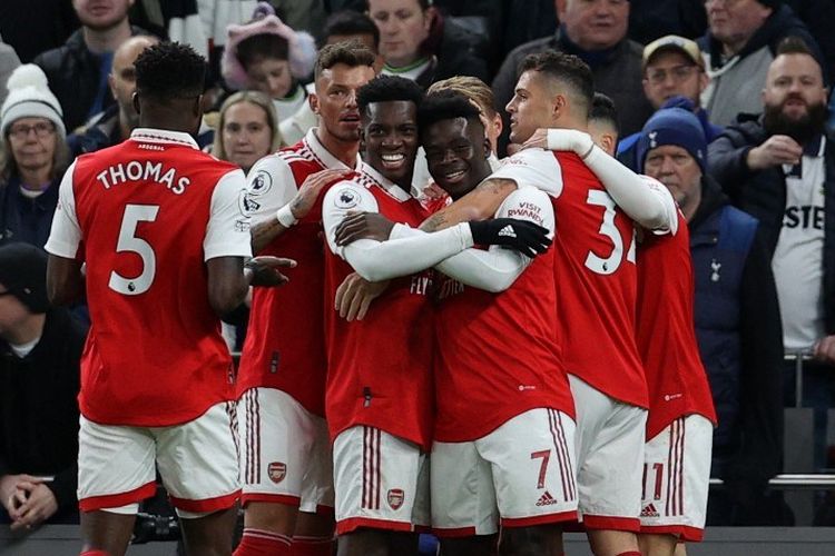 Para pemain Arsenal merayakan gol ke gawang Tottenham Hotspur pada laga lanjutan Liga Inggris di  Tottenham Hotspur Stadium, London, pada Minggu (15/1/2023). Kemenangan 2-0 atas Tottenham membuat Arsenal semakin kokoh di puncak klasemen Liga Inggris, unggul delapan angka atas Man City di peringkat kedua.