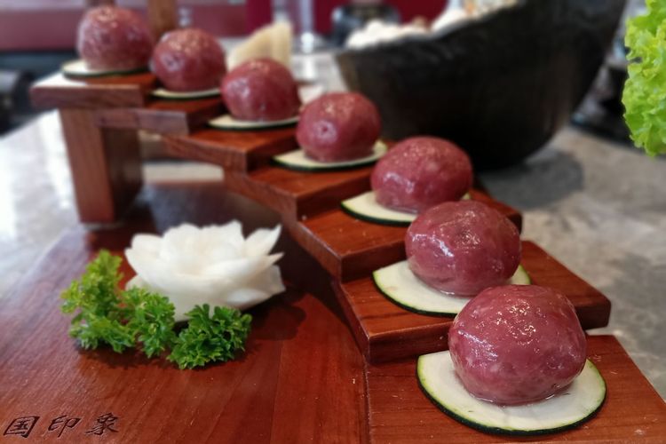 Sajian bakso daging sapi, isian untuk hot pot di restauran Shu Guo Yin Xiang.