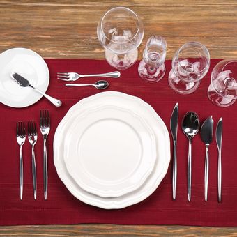 ilustrasi table setting, susunan peralatan makan lengkap di restoran. 