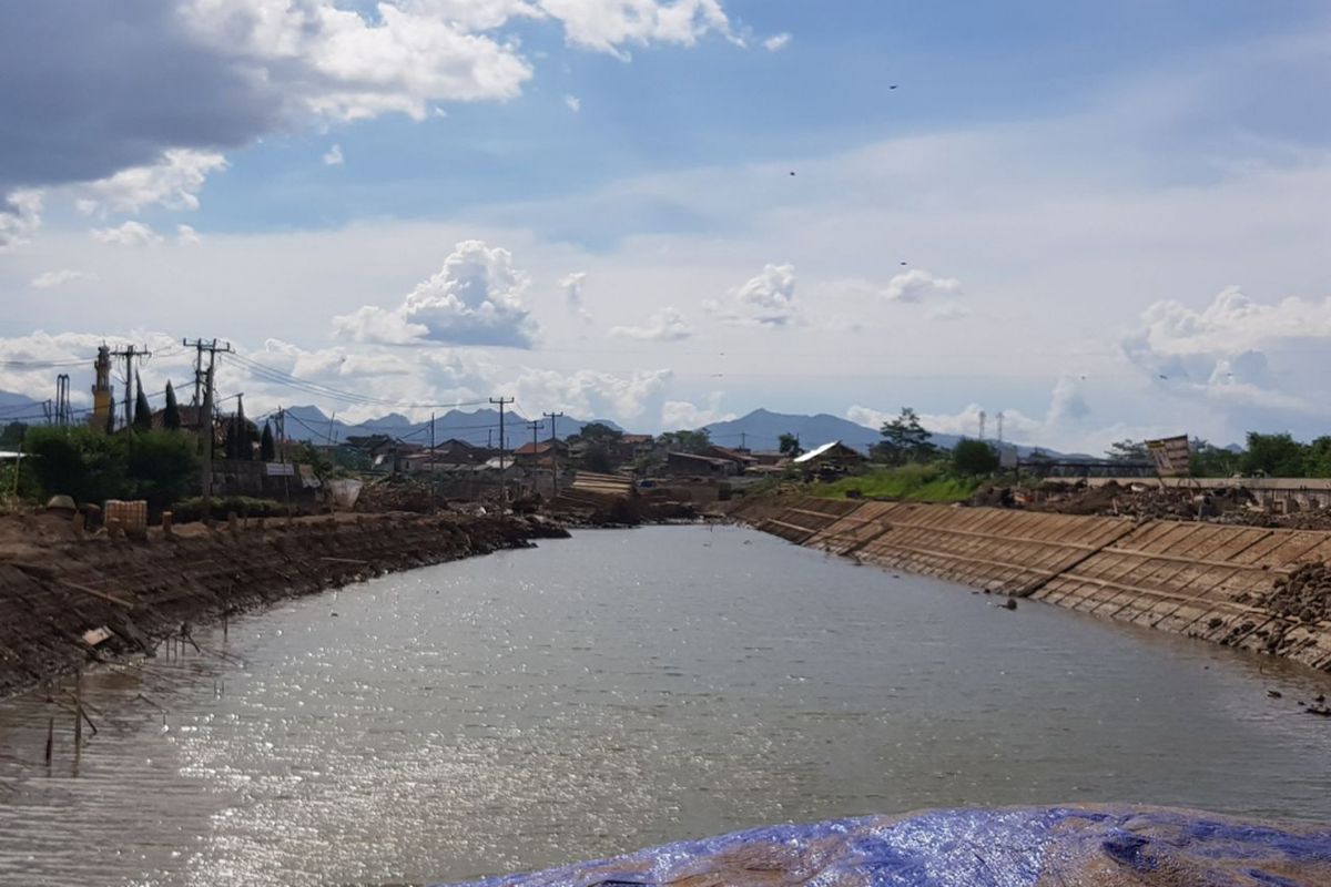 Kegiatan normalisasi sungai untuk mengatasi persoalan banjir. 