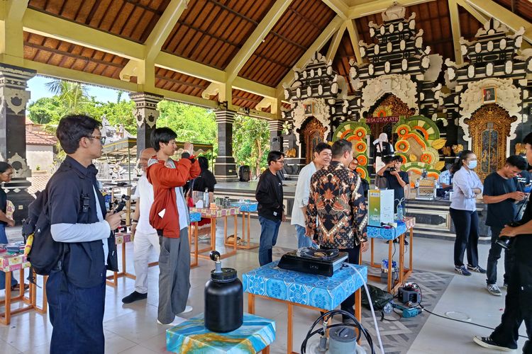 Suasan pameran Desa Utak Atik di Banjar Tengah, Desa Serangan, Bali, Sabtu (6/12/2025). Desa Utak Atik digagas oleh CAST Foundation, Fab Lab Bali, dan Meaningful Design Group.