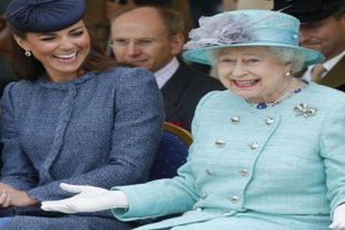 Kate Middleton tampak sumringah di samping Ratu Elizabeth