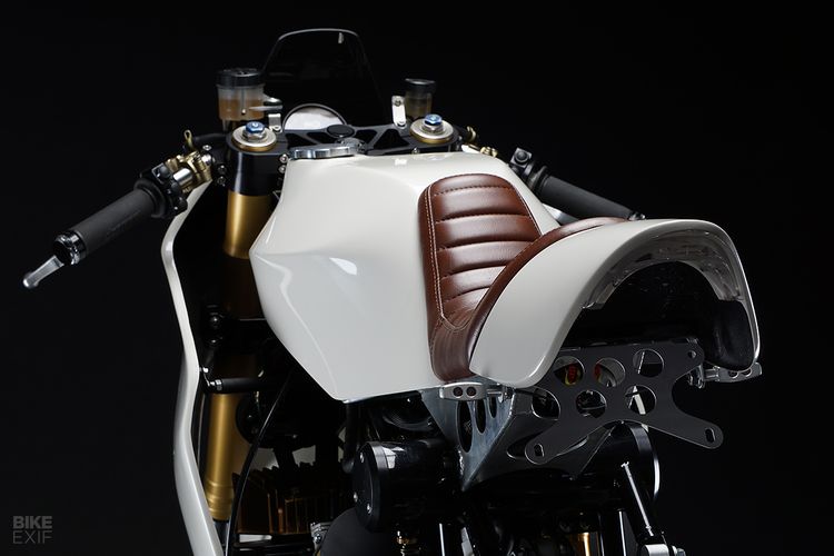 Suzuki GT380 bergaya cafe racer garapan The Motoworks