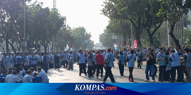 Demo di Balai Kota, Massa Sopir JakLingko Duduk-duduk Penuhi Jalan Medan Merdeka Selatan