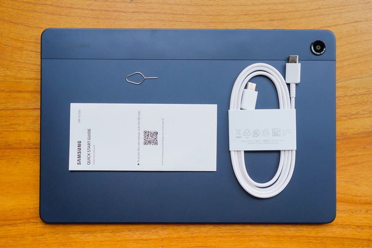 Aksesori di kemasan Samsung Galaxy Tab A9 Plus 5G terdiri dari kabel USB C ke USB C, SIM card ejector tool, dan booklet quick start guide